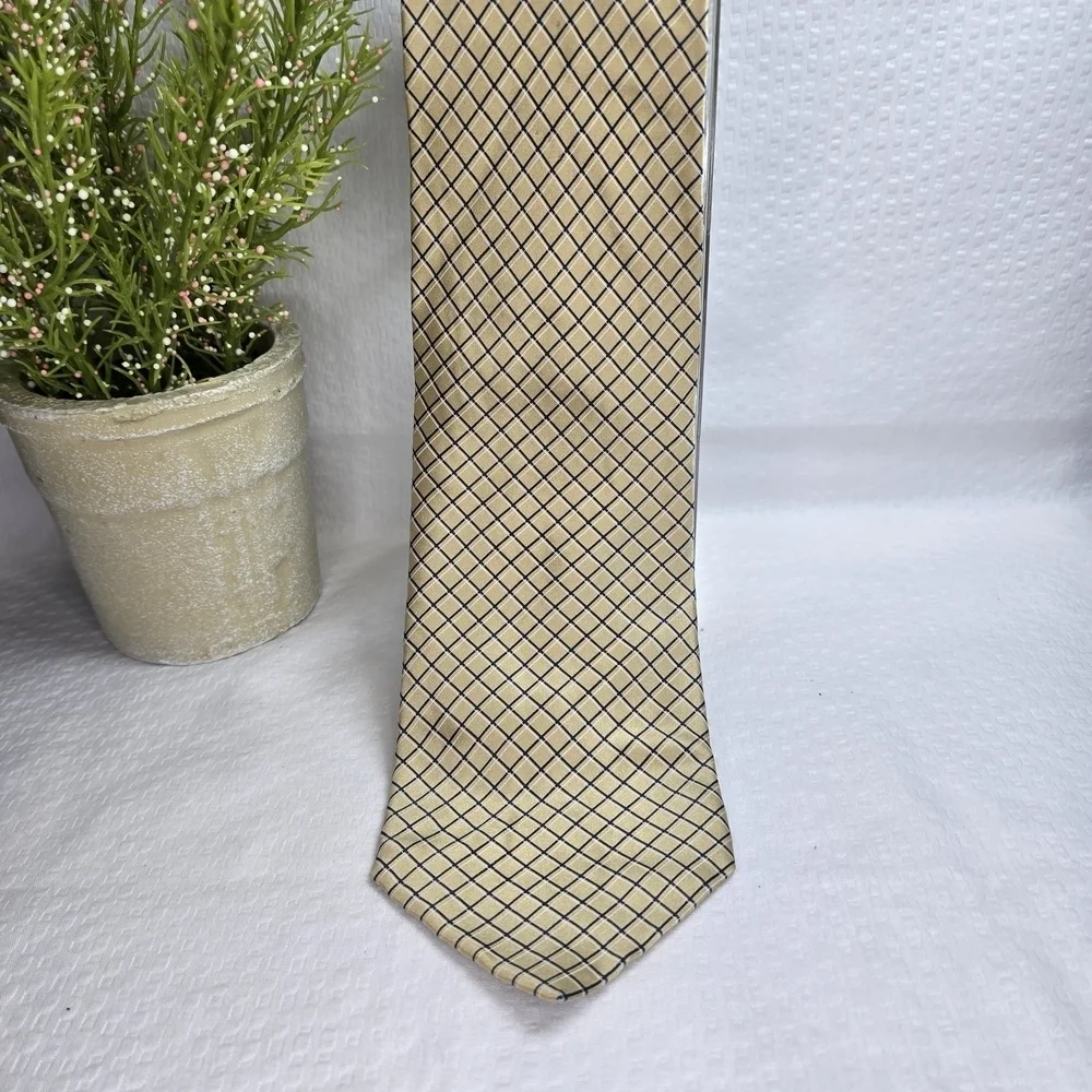 Roundtree & Yorke Tan and Black Checkered Tie
